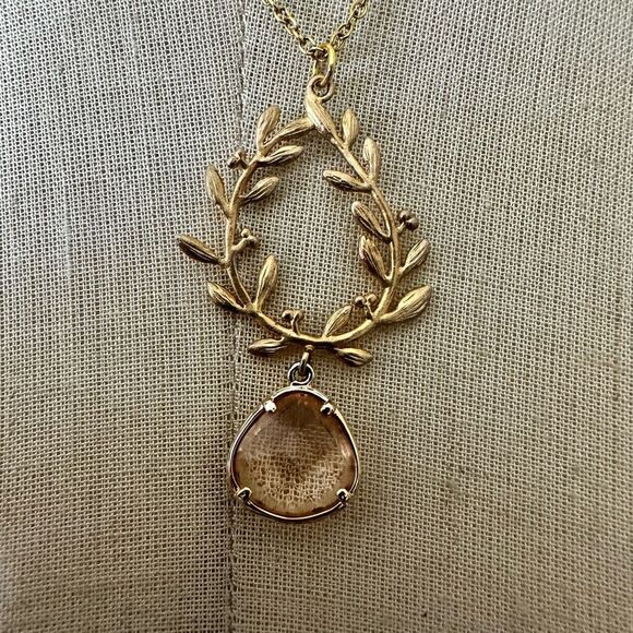 🌿 Gold plated Laurel Wreath Necklace with Faceted Champagne Glass Drop - Picture 2 of 10